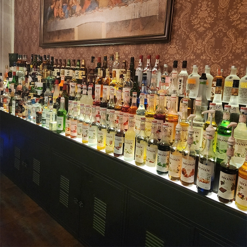 Szafka na wino, witryna, szafk – Wine Beer Restaurant recenzja i cena